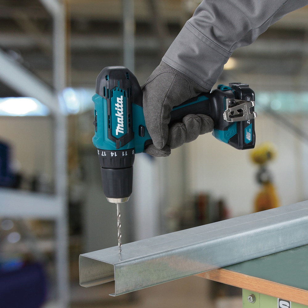 Дрель-шуруповерт аккумуляторная Makita DF333DWYE CXT 12В, 2х1.5 Ач Li-ion, 30 Нм, 1700 об/мин