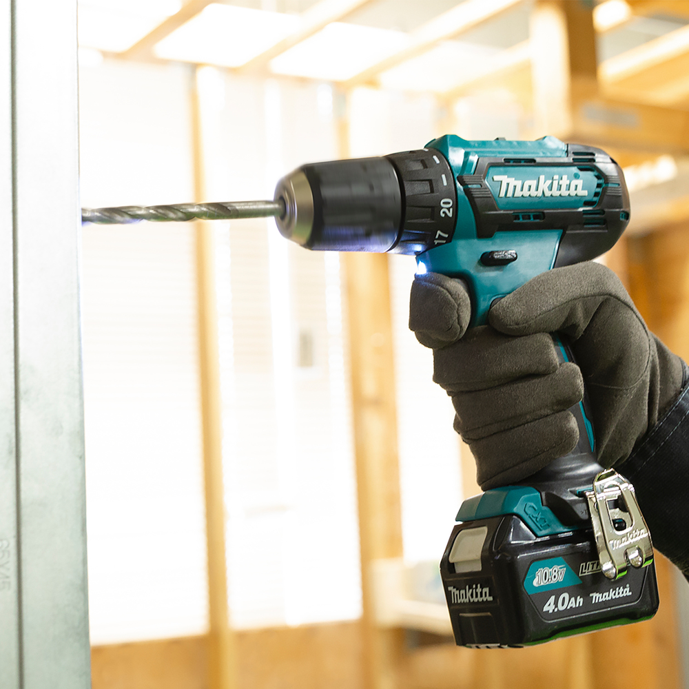 Дрель-шуруповерт аккумуляторная Makita DF333DWYE CXT 12В, 2х1.5 Ач Li-ion, 30 Нм, 1700 об/мин