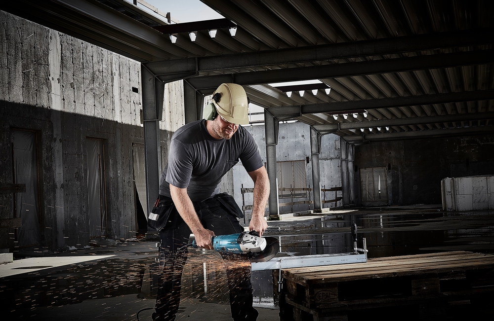 Угловая шлифовальная машина электрическая Makita GA9020 2200 Вт, 230 мм, 6600 об/мин