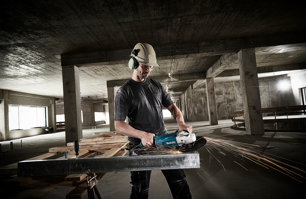 Угловая шлифовальная машина электрическая Makita GA9020SFK 2200 Вт, 230 мм, 6600 об/мин