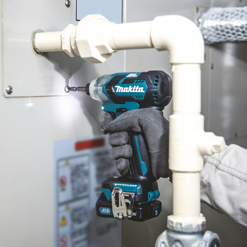 Шуруповерт ударный аккумуляторный Makita TD111DWAE CXT 10.8В, 2х2.0 Ач, 135 Нм, 3000 об/мин