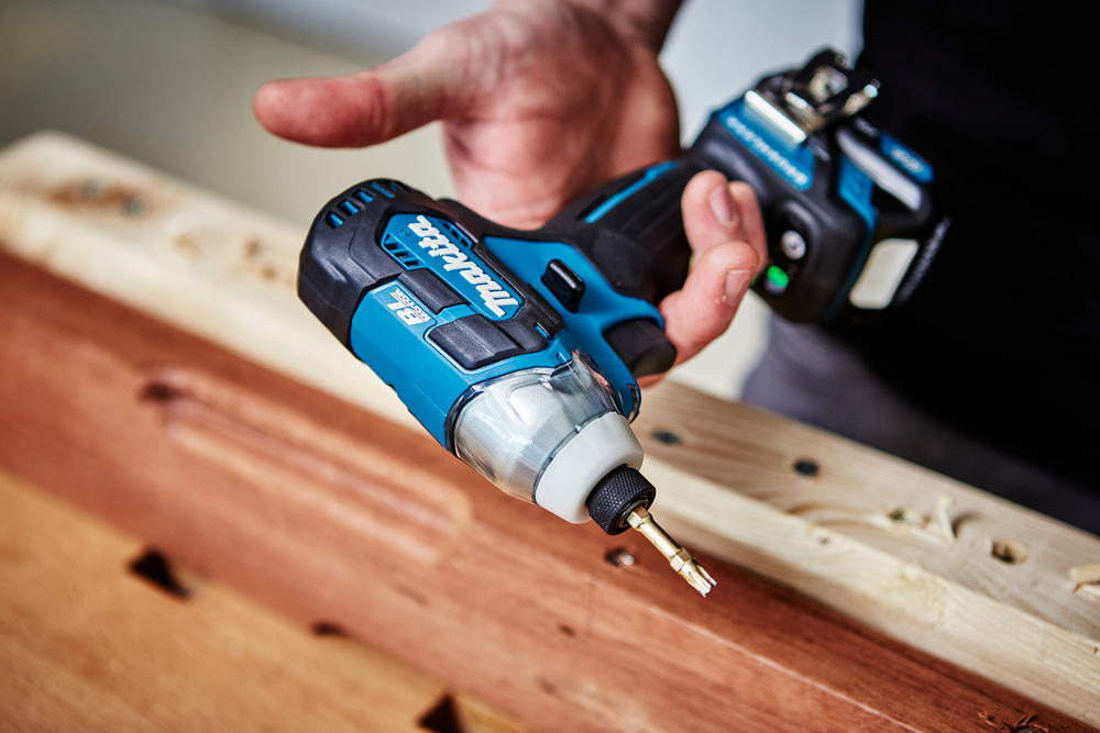 Шуруповерт ударный аккумуляторный Makita TD111DWAE CXT 10.8В, 2х2.0 Ач, 135 Нм, 3000 об/мин