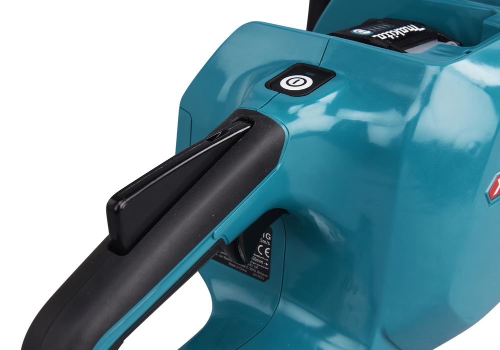 Пила цепная аккумуляторная Makita UC011GZ XGT 40v MAX, 1600 Вт, 14"/35 см, 3/8", 1,3 мм, 25,5 м/с, инстр., BL, WG, без акб и ЗУ